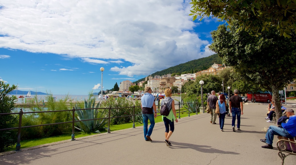 Playa Slatina ofreciendo senderismo o caminata