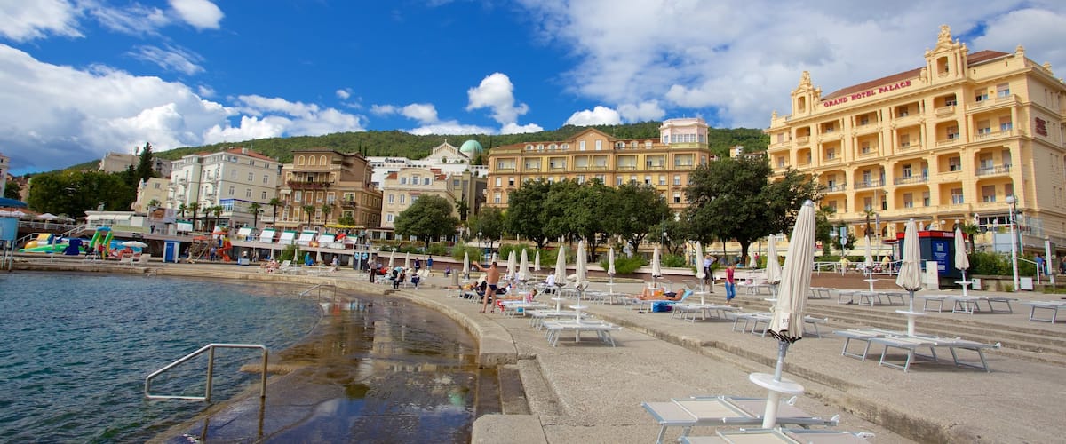 Strand Slatina mit einem allgemeine Küstenansicht und Küstenort