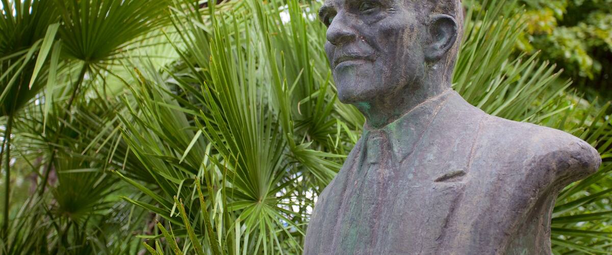 Park Angiolina which includes a statue or sculpture