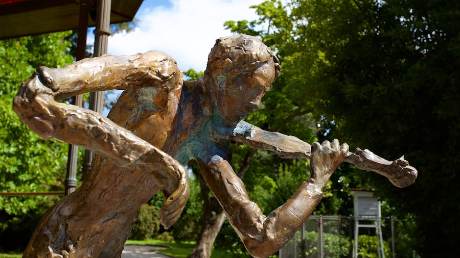 Park Angiolina showing a statue or sculpture