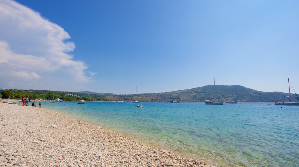 Strand von Primošten das einen Segeln und Steinstrand