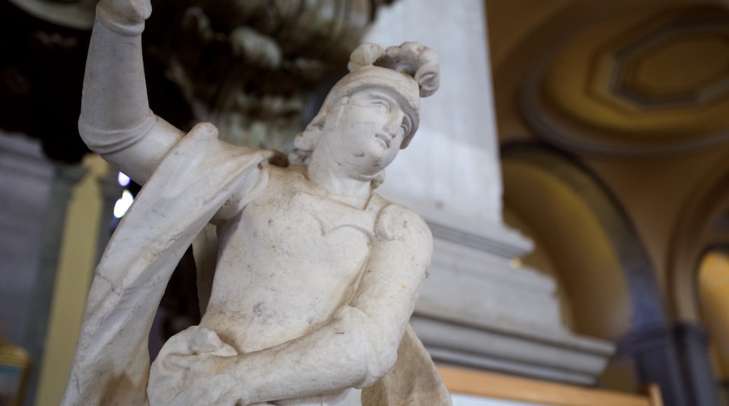 Chiesa di Santa Eufemia che include statua o scultura