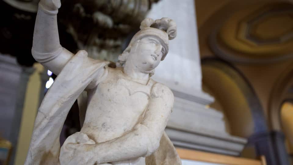 Ăglise Sainte-EuphĂ©mie qui includes statue ou sculpture