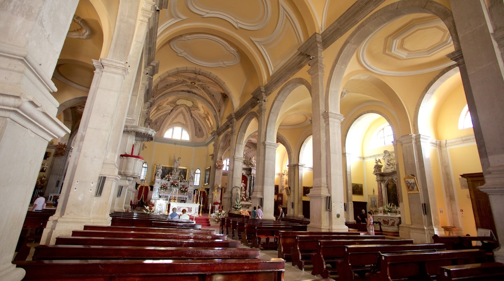 Kirche der Heiligen Euphemia welches beinhaltet Kirche oder Kathedrale, historische Architektur und Geschichtliches