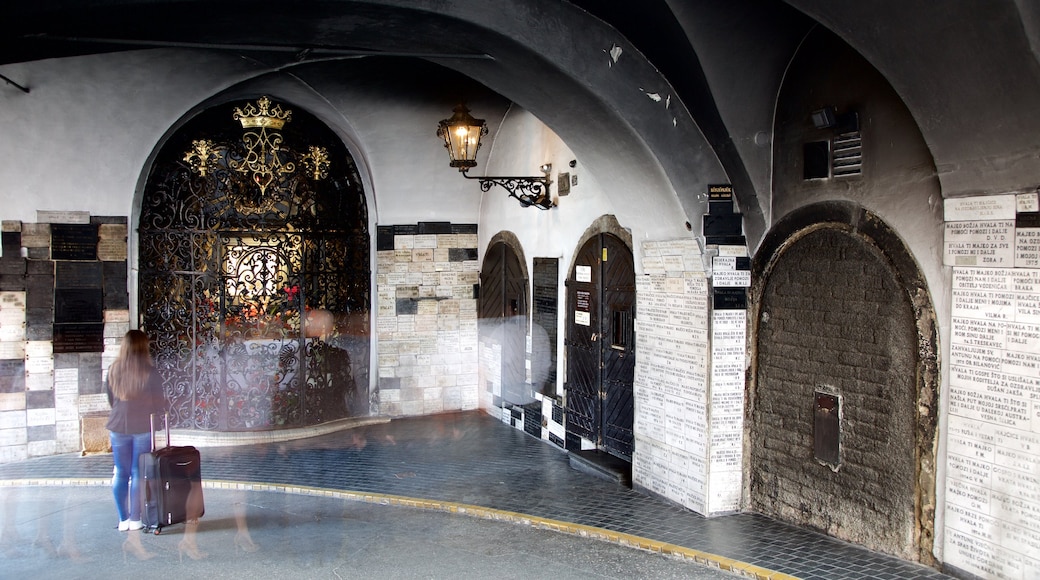Condado de Zagreb mostrando patrimonio de arquitectura y vistas interiores y también una mujer