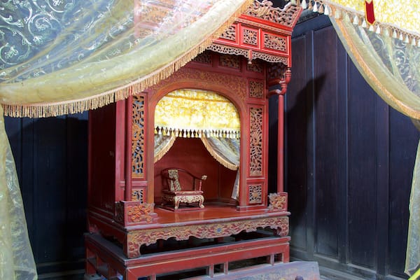 Tomb of Tu Duc showing a temple or place of worship and religious elements