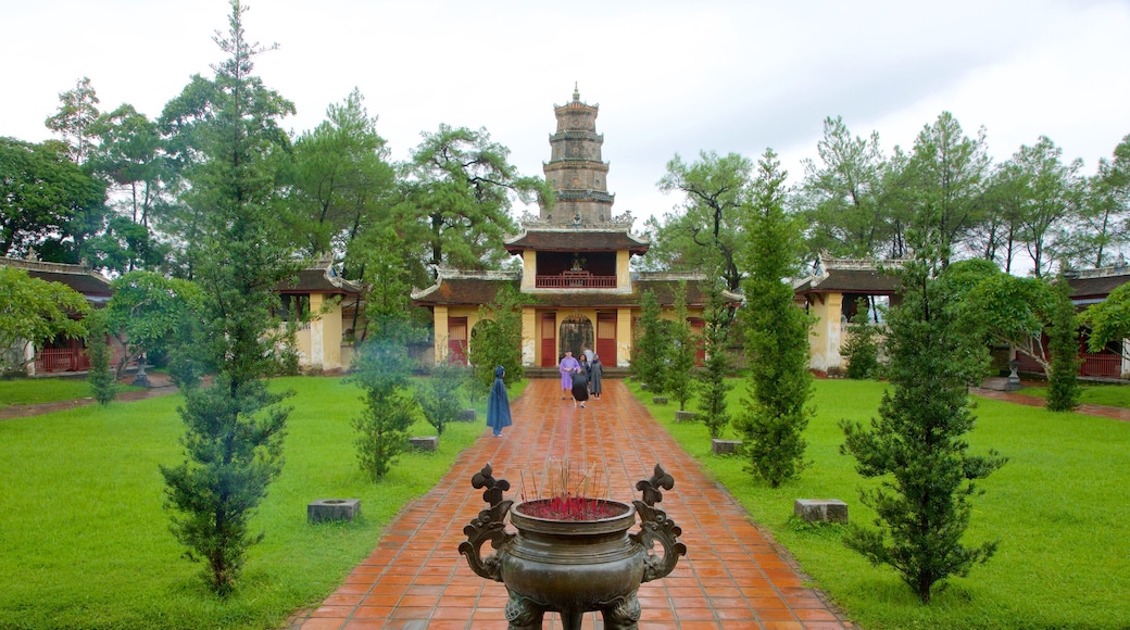 Thien Mu Pagoda which includes religious elements, a temple or place of worship and heritage architecture