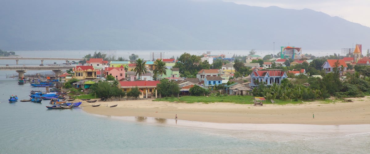 Lang Co montrant ville côtière, brume ou brouillard et plage
