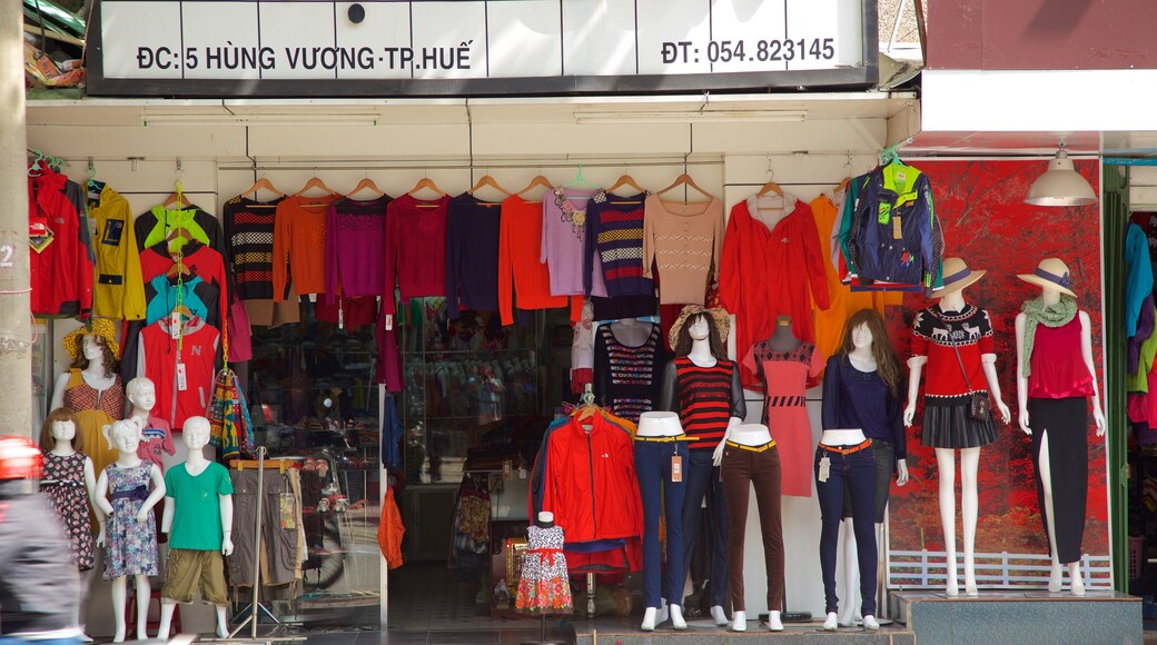 Centro urbano de Hue que incluye señalización y compras