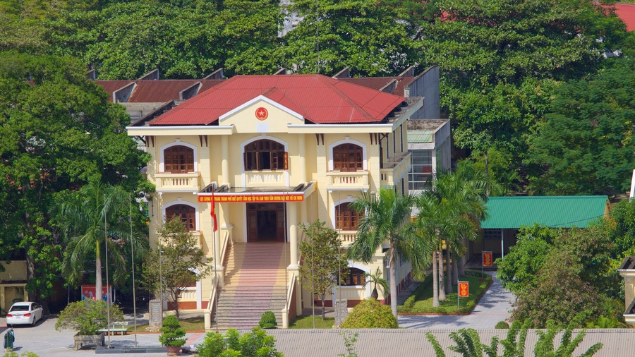 Hue City Centre showing heritage architecture and a city