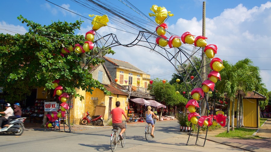 Place Song Hoai mettant en vedette vélo, petite ville ou village et square ou place
