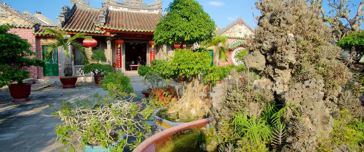 Assembly Hall of the Fujian Chinese Congregation which includes a square or plaza, a temple or place of worship and a fountain