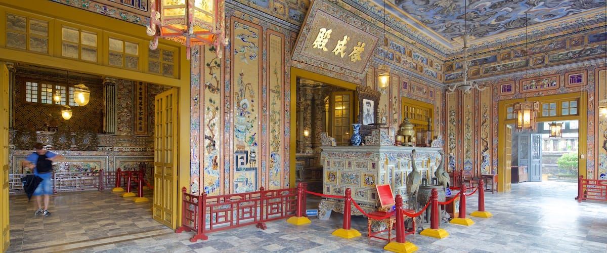 Tombeau de Khai Dinh qui includes éléments religieux, vues intérieures et temple ou lieu de culte
