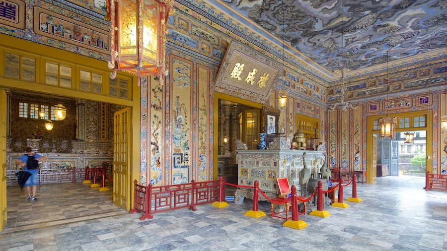 Tumba de Khai Dinh mostrando vistas de interior, elementos religiosos y arquitectura patrimonial
