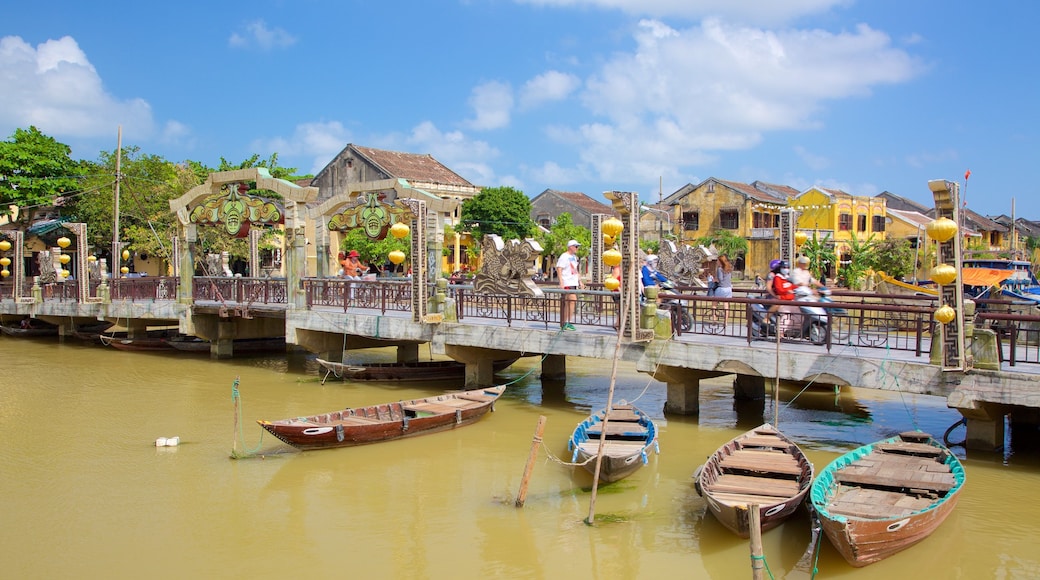 Hoi An caracterizando um rio ou córrego, uma ponte e caiaque ou canoagem