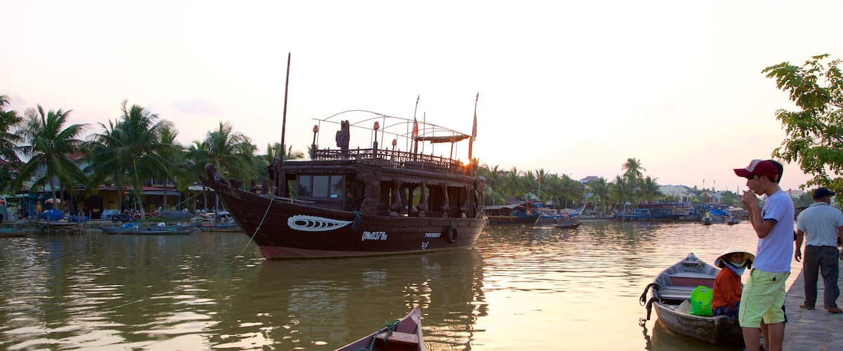 Phố Cổ Hội An trong đó bao gồm sông lạch và chèo thuyền