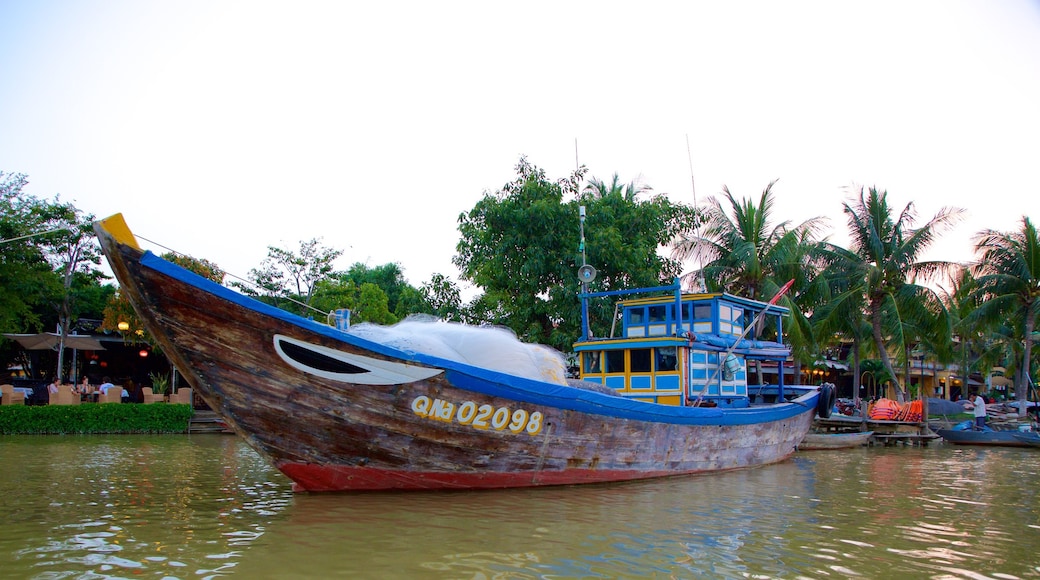 Hoi An mostrando canoagem e um rio ou córrego