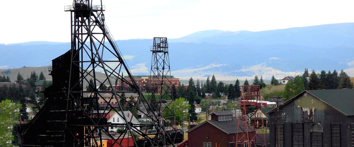 Butte featuring teolliset kohteet, vuoret ja pieni kaupunki tai kylä