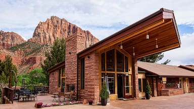 Springdale mit einem moderne Architektur und Schlucht oder Canyon