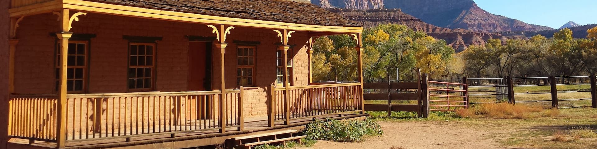 Springdale das einen Schlucht oder Canyon und Haus