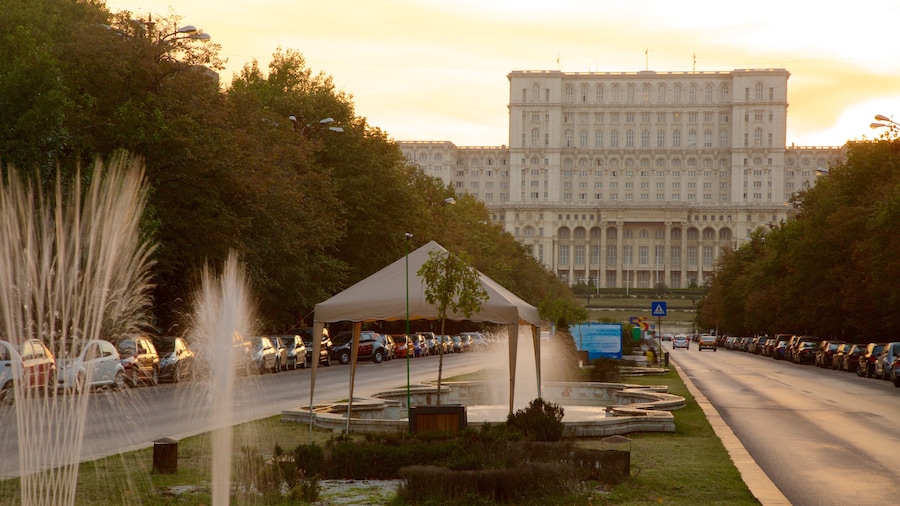 Palacio del Parlamento ofreciendo arquitectura patrimonial, una fuente y un atardecer