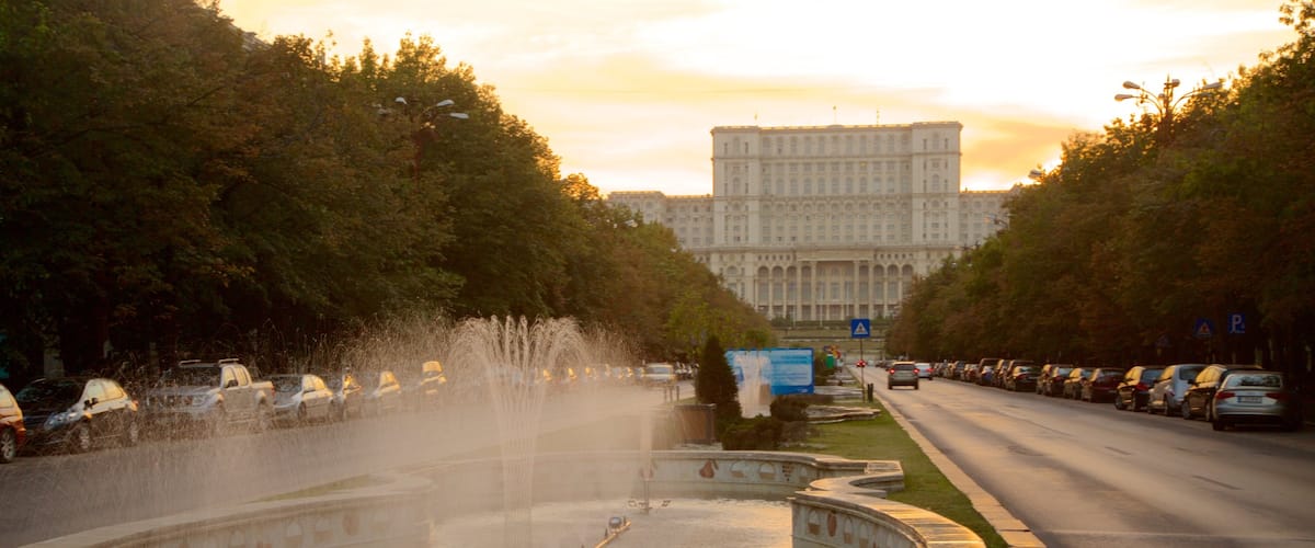 Palacio del Parlamento ofreciendo una fuente, una puesta de sol y patrimonio de arquitectura