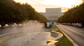 Palace of the Parliament showing a sunset, heritage architecture and a fountain