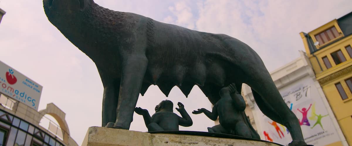 Lipscani mostrando una estatua o escultura