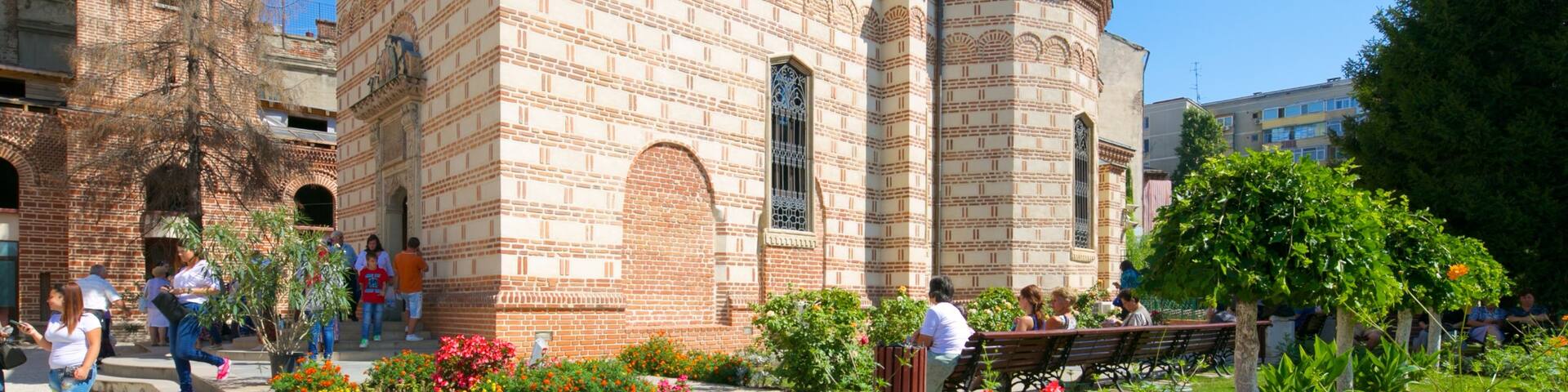 Curtea Veche showing a statue or sculpture and rides