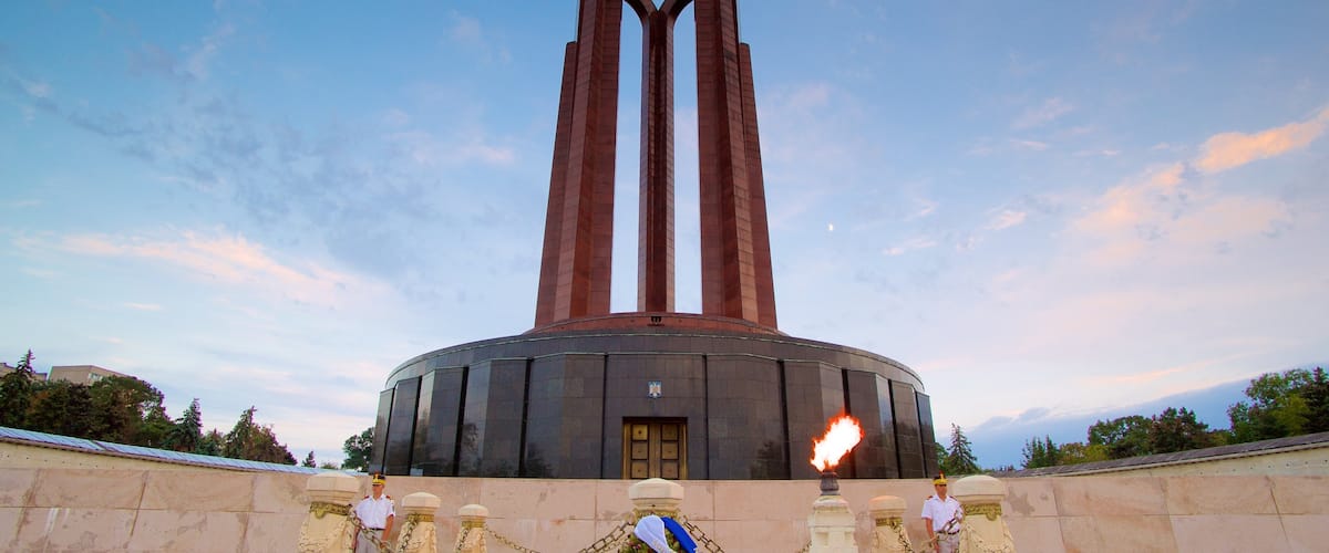 Carolpark inclusief een monument en een zonsondergang en ook een klein groepje mensen