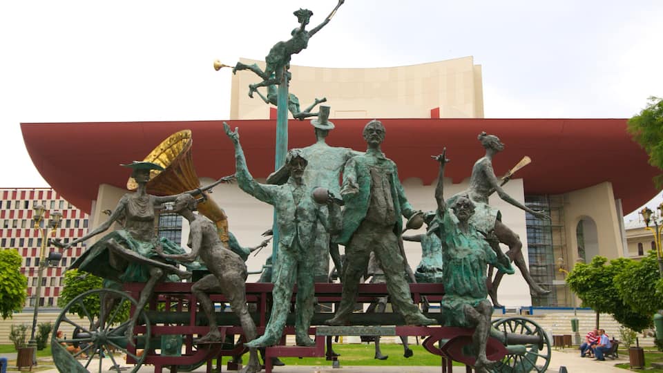 Bukarest og byder på en statue eller en skulptur, teaterliv og udendørs kunst