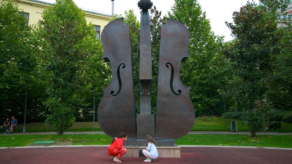 Bukarest og byder på musik, en have og et monument
