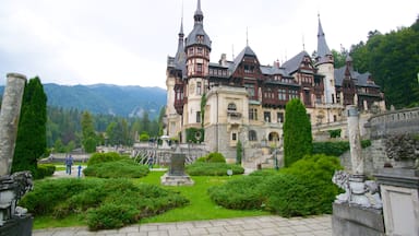 Peles Castle qui includes patrimoine architectural, château ou palais et jardin