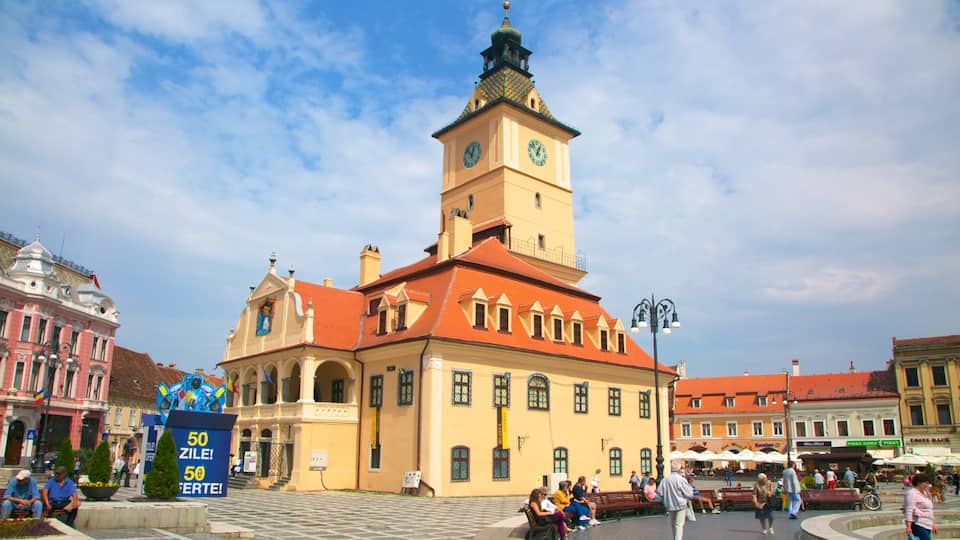 Brasov welches beinhaltet Platz oder Plaza, Verwaltungsgebäude und historische Architektur