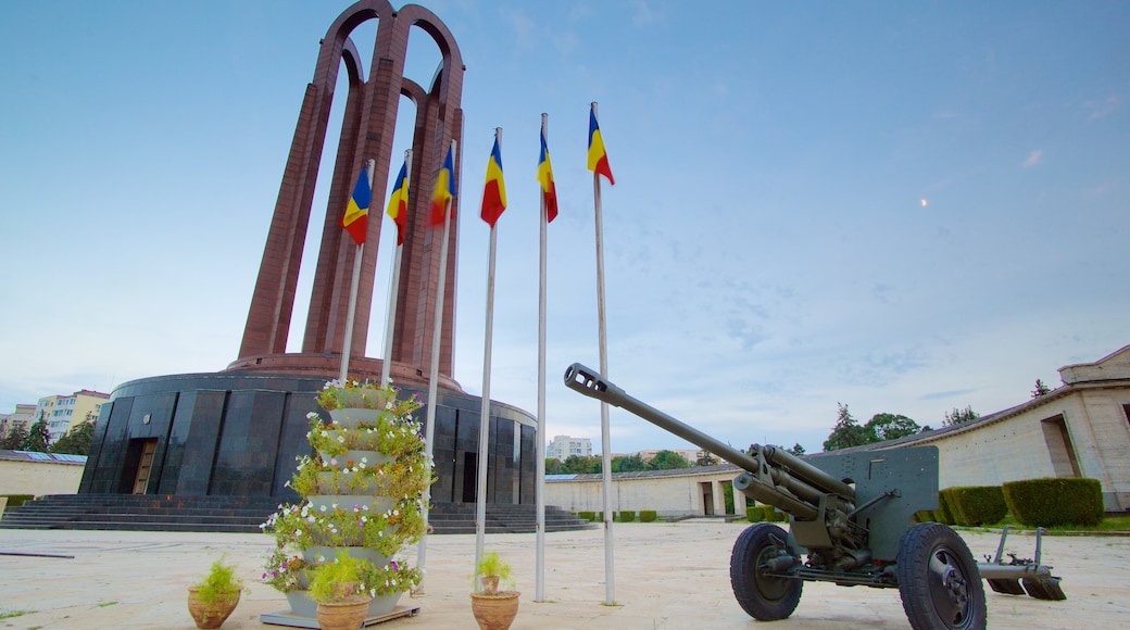 Parque Carol mostrando artículos militares y un monumento