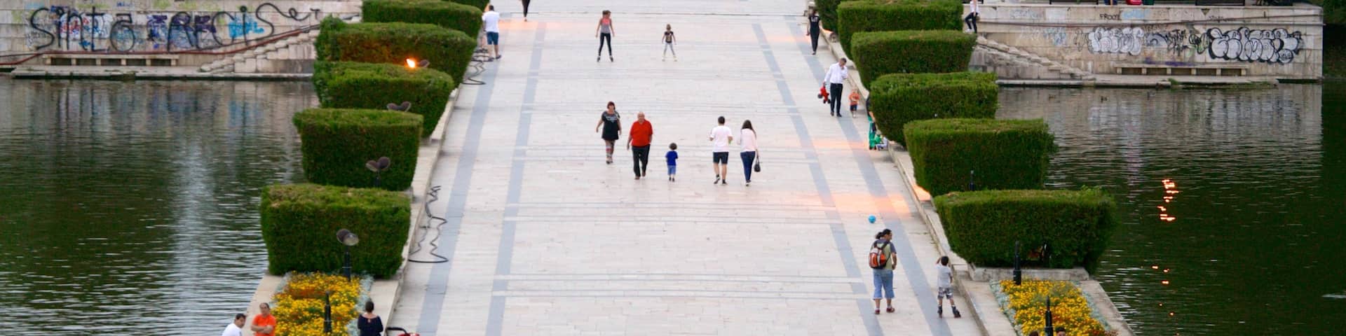 Carol Park das einen Park, Platz oder Plaza und Fluss oder Bach