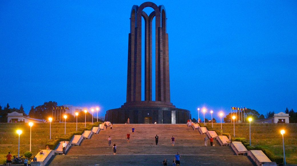 Parc Carol mettant en vedette jardin, monument et scènes de nuit