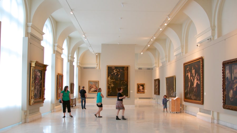 Museo nacional de arte de Rumanía que incluye arte y vistas interiores y también un pequeño grupo de personas
