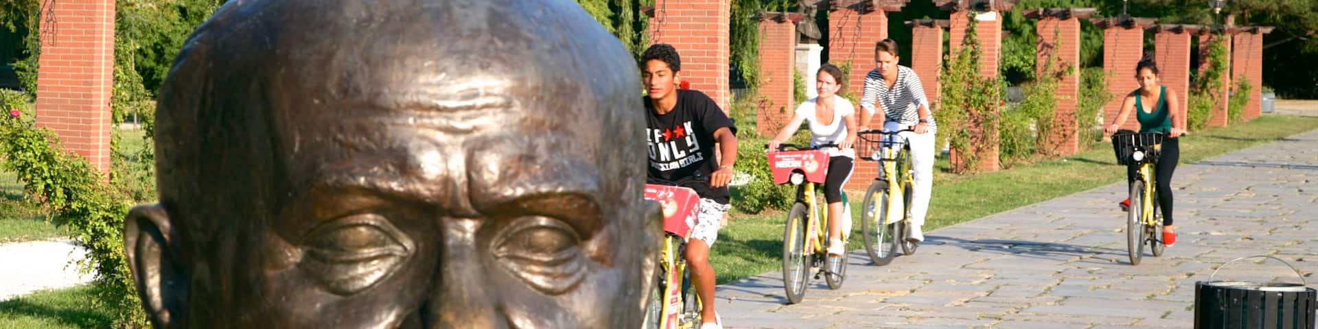 Herastrau Park mit einem Statue oder Skulptur und Fahrradfahren sowie kleine Menschengruppe