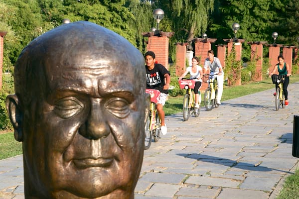 Herastrau Park mit einem Statue oder Skulptur und Fahrradfahren sowie kleine Menschengruppe