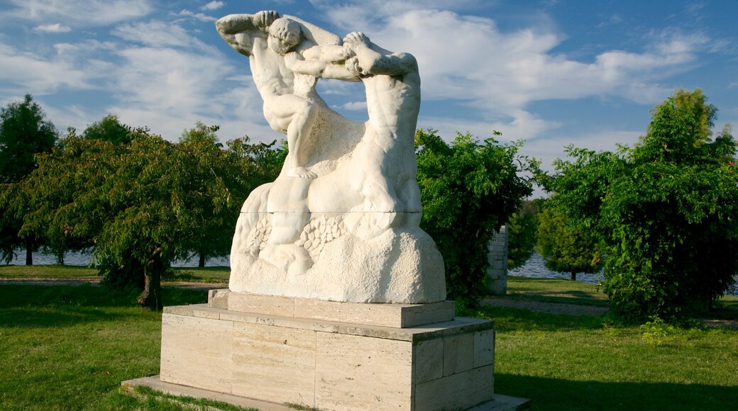 Herastraupark toont een standbeeld of beeldhouwwerk, kunst in de open lucht en een park