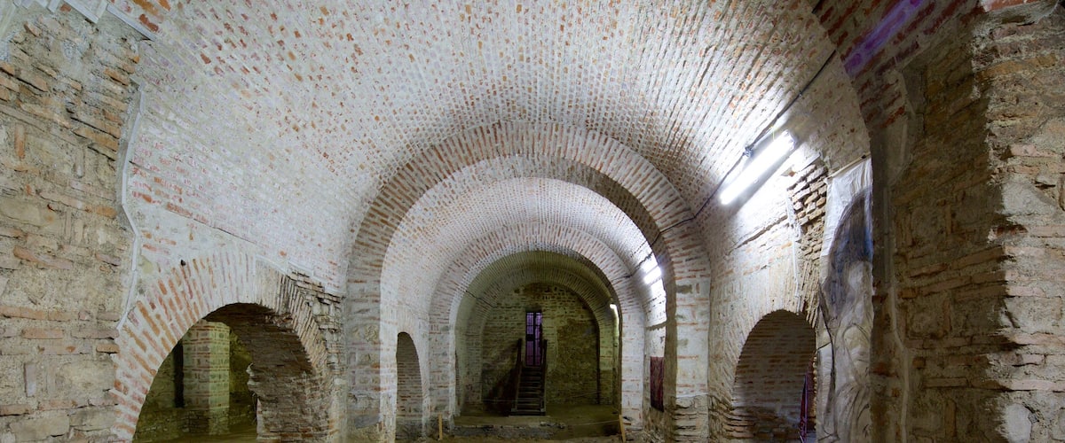 Curtea Veche featuring interior views, heritage elements and a castle