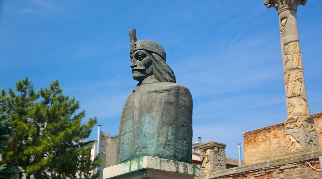 Curtea Veche showing a monument and a statue or sculpture