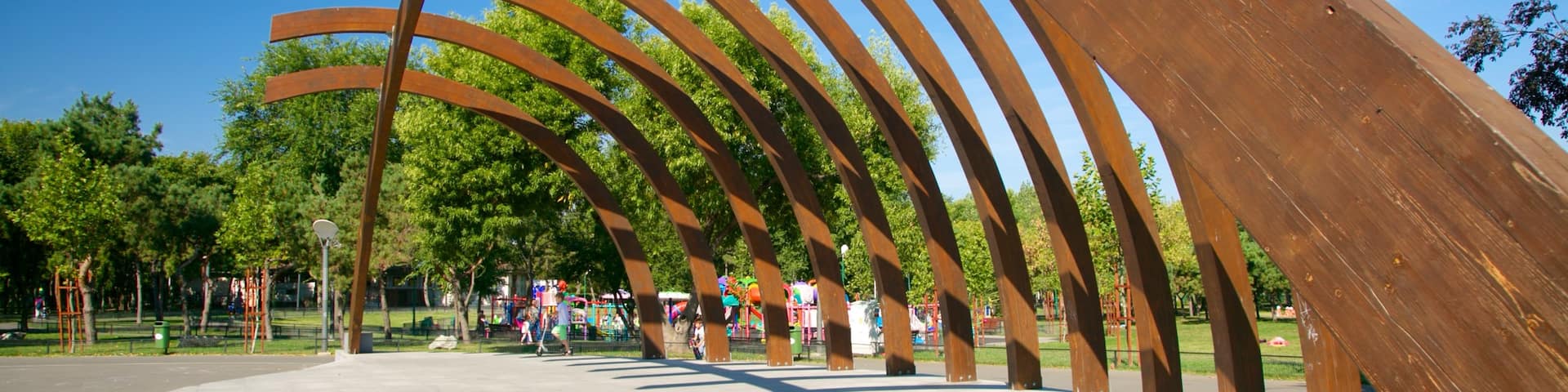Tineretului Park showing outdoor art and a park