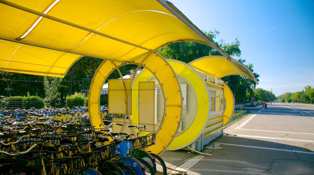 Parque Tineretului ofreciendo escenas cotidianas y ciclismo