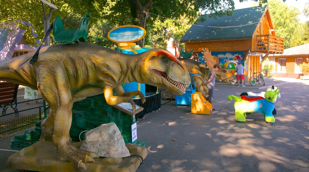 Parque Tineretului ofreciendo atracciones y una estatua o escultura