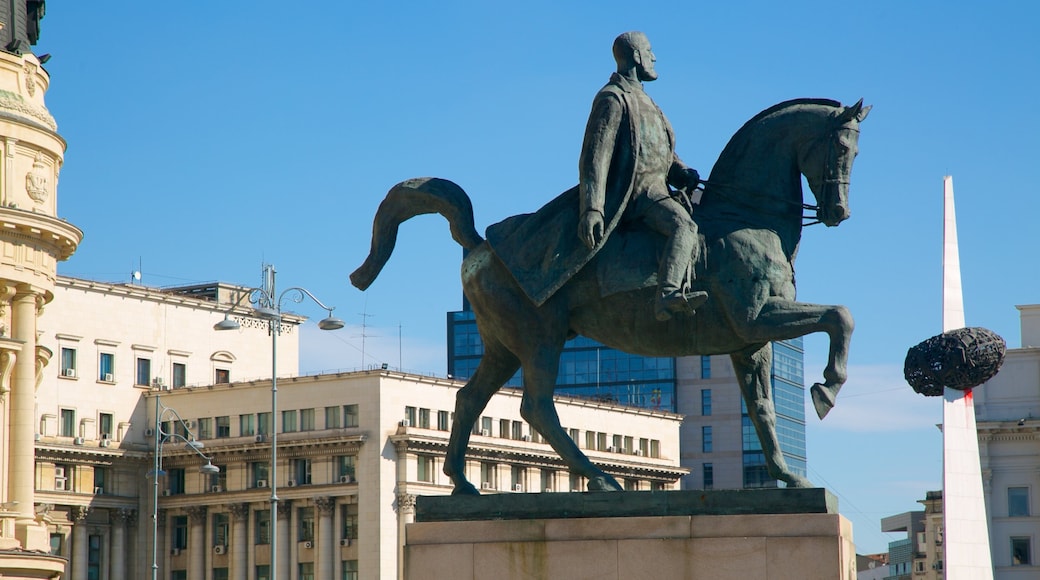 Plaza de la Revolución que incluye una estatua o escultura y un parque o plaza