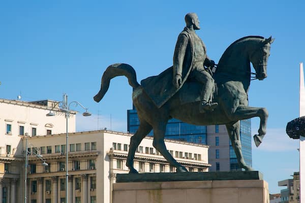 Revolutionsplatz mit einem Statue oder Skulptur und Platz oder Plaza
