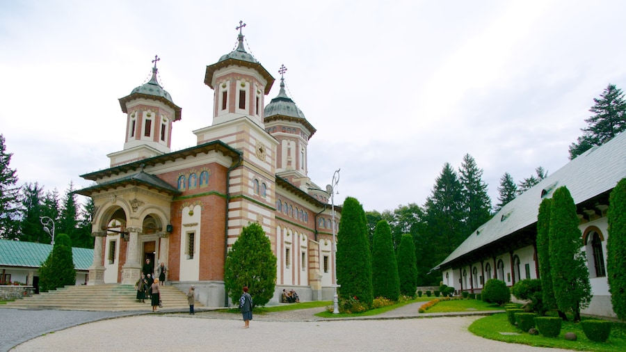 Monasterio de Sinaia mostrando patrimonio de arquitectura y una iglesia o catedral