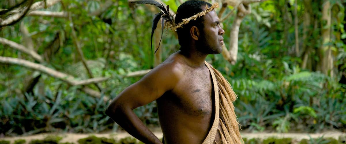 Port Vila que inclui cultura nativa assim como um homem sozinho
